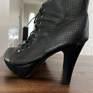 Women black
Shi by JOURNEYS Boots
Size 8.5
Heel Height High (3"-4")